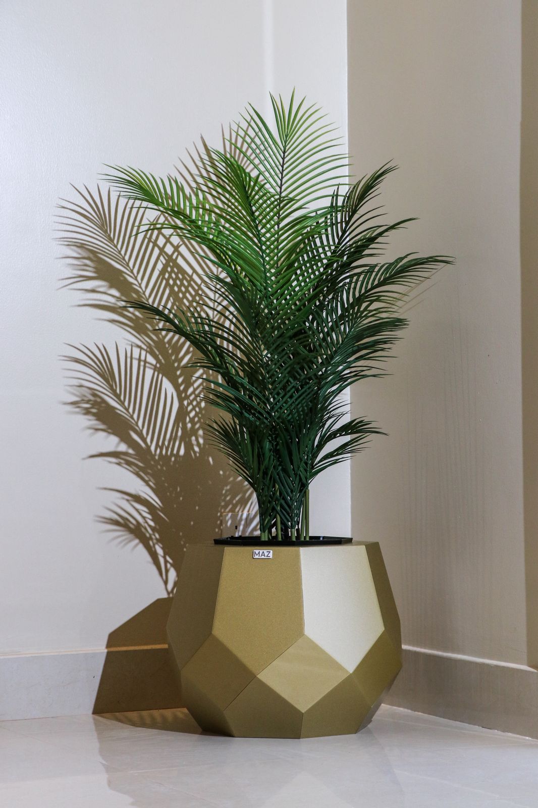 Artichoke vase, gold finish, with areca palm